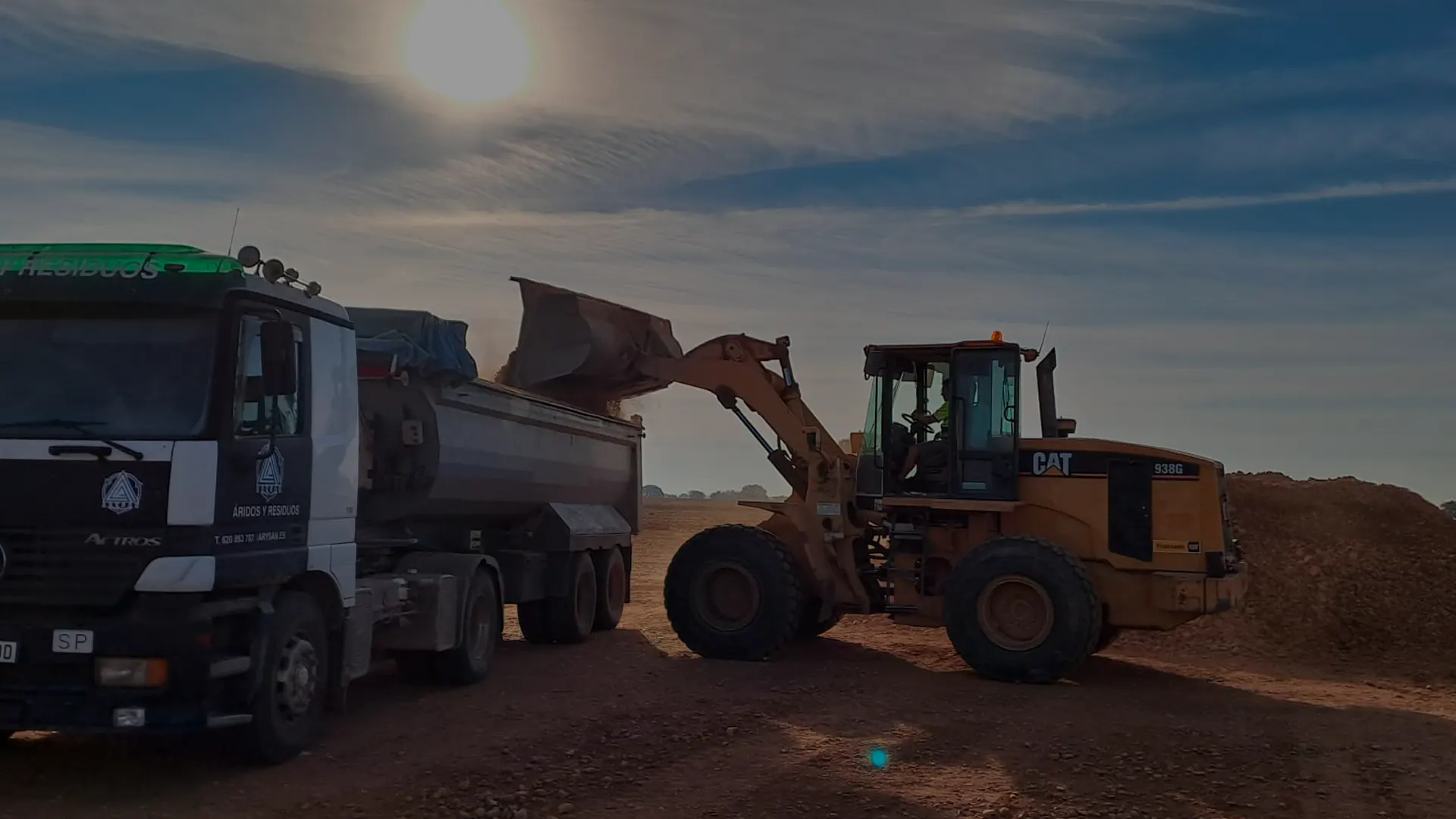 Excavadora cargando camión de áridos