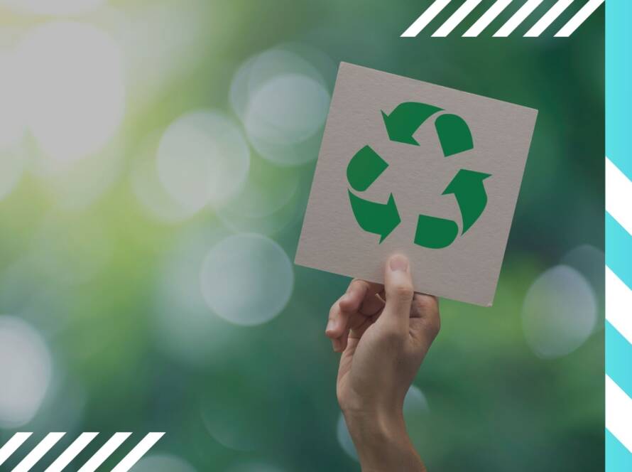 imagen destacada para entrada de blog de tipos de residuos que pueden reciclarse donde aparece una mano sujetando el símbolo de reciclaje